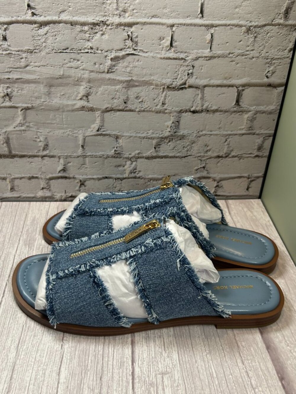 MICHAEL KORS BERKLEY FLAT SANDAL (9,5) - Picture 7 of 12